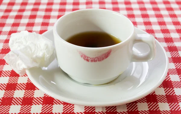 Paire de café blanc sur nappe à carreaux — Photo