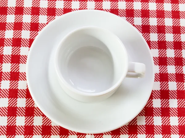 체크 무늬 식탁보에 화이트 커피 쌍 스톡 사진