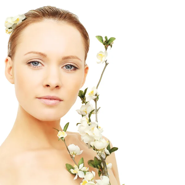 Spa skönhet - kvinna med blossom — Stockfoto
