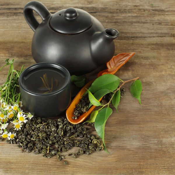 Tea - cup, teapot, leaves — Stock Photo, Image