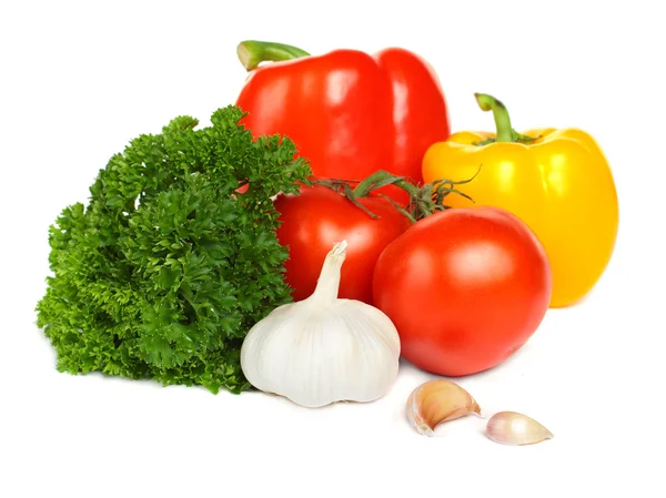 सफेद पृष्ठभूमि पर अलग सब्जियां टमाटर, मिर्च, लहसुन — स्टॉक फ़ोटो, इमेज