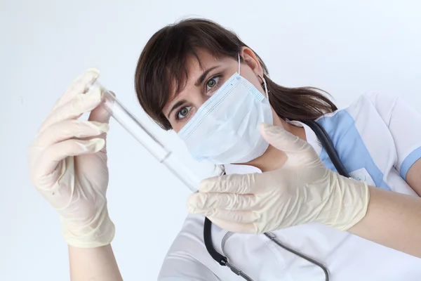 Investigador médico o médico con solución clara en laboratorio —  Fotos de Stock