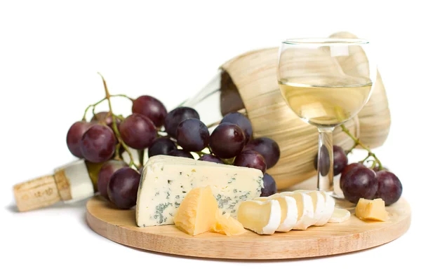 Gastronomische gerechten - wijn, kaas en druiven geïsoleerd — Stockfoto