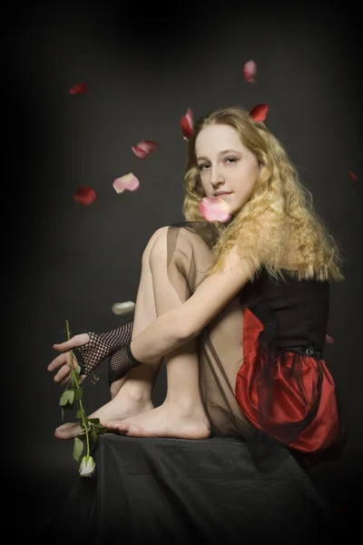 年轻女孩与深色背景上的玫瑰 — 图库照片