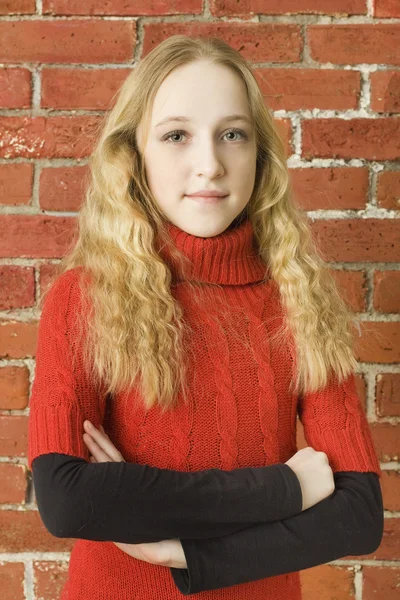 Κορίτσι έφηβος ευτυχία στο κόκκινο πουλόβερ — Φωτογραφία Αρχείου