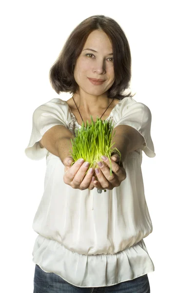 손에-자연 보호 잔디에 아름 다운 웃는 여자 — 스톡 사진