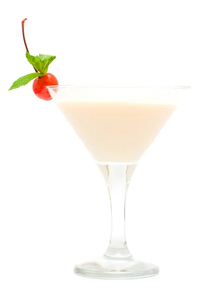 Cocktail con frutta rossa e menta isolata su bianco — Foto Stock