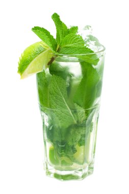 Mojito kokteyli beyaz üzerine izole edildi