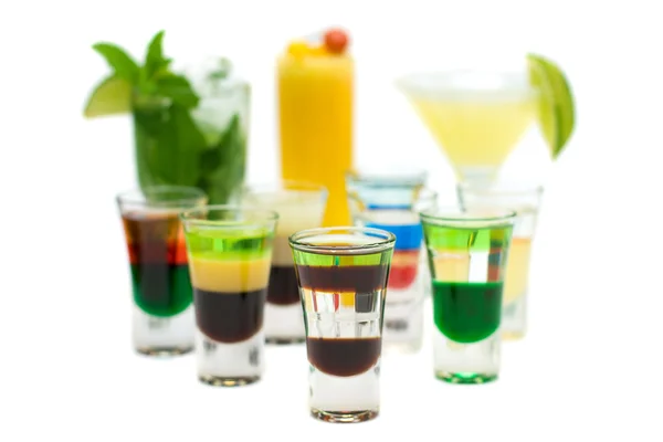 Alcohol drinken geschoten op wazig cocktails - geïsoleerd — Stockfoto