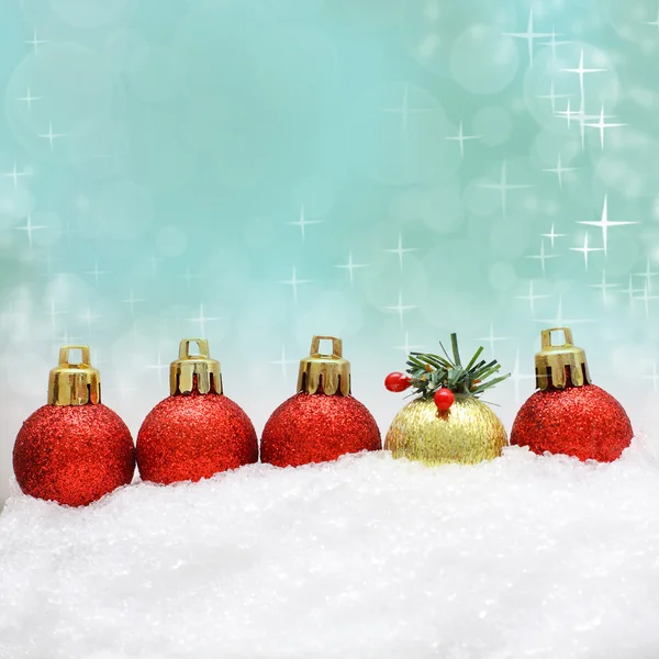 Sfondo natalizio con decorazione natalizia e neve — Foto Stock