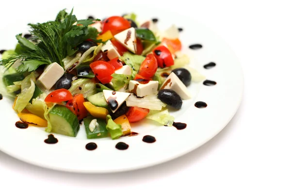 Salada grega - comida gourmet, fundo branco — Fotografia de Stock