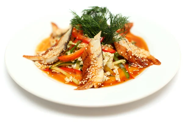鳗鱼鳗鱼沙拉-上白色、 日本餐厅美食 — 图库照片