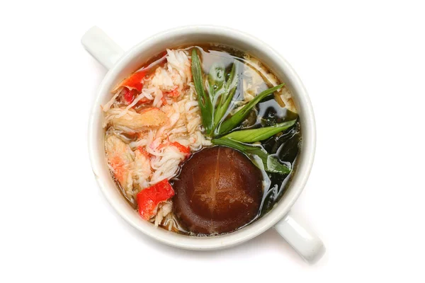 Японская кухня - Суп из морепродуктов на белом фоне — стоковое фото