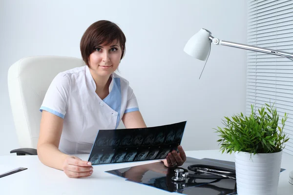 stock image Doctor with stethoscop and MRI scan in hospital