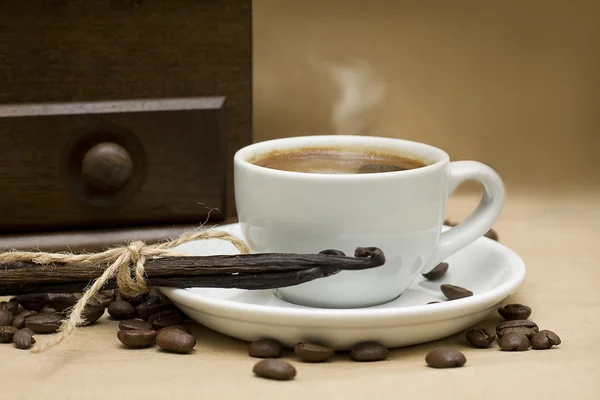 Café, feijão e baunilha em fundo marrom — Fotografia de Stock