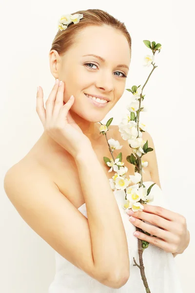 Mujer sonriente con flores de manzana de primavera — Foto de Stock