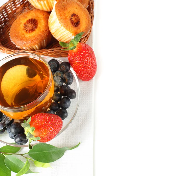 Pequeno-almoço saudável - fruta, chá e muffins — Fotografia de Stock