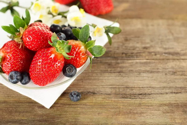 Strawberry and blueberry on background - healthy food — Stock Photo, Image