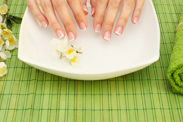 Handen spa - manicure in beauty salon — Stockfoto