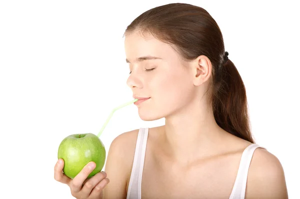 Chica bonita disfrutando de jugo de manzana fresca —  Fotos de Stock