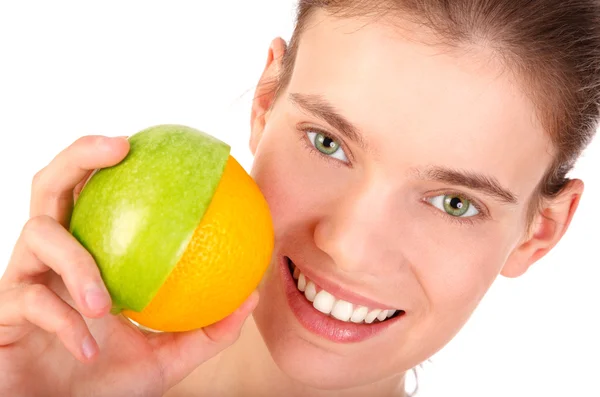 Chica sonriente con media manzana y media naranja —  Fotos de Stock