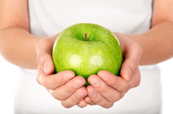 Grönt mogna äpple i flicka händer — Stockfoto
