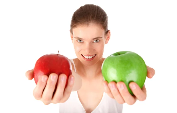 Chica sonriente que ofrece manzana roja y verde — Foto de Stock