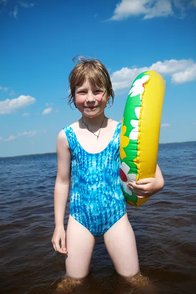 Kleines Mädchen mit Rettungsboje auf See — Stockfoto