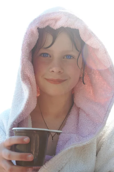 Hübsches lächelndes Mädchen mit einer Tasse Tee im Morgensonnenlicht — Stockfoto