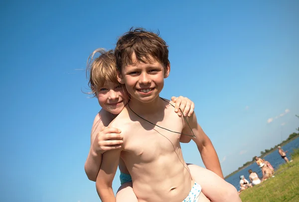 男孩和女孩在海滩上玩得开心 — 图库照片