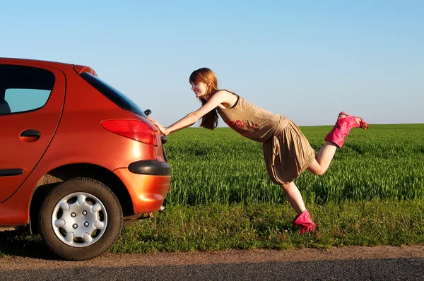Empurrar um carro — Fotografia de Stock