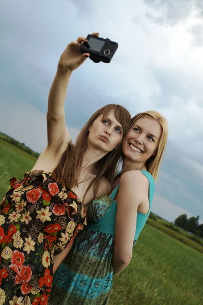 Сексуальные девушки с цифровой камерой — стоковое фото