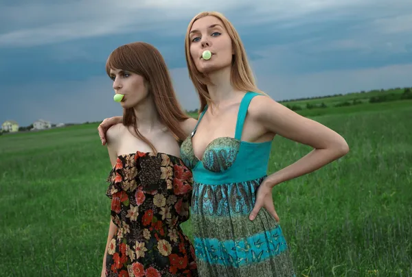 Sexy meninas com goma de mascar — Fotografia de Stock