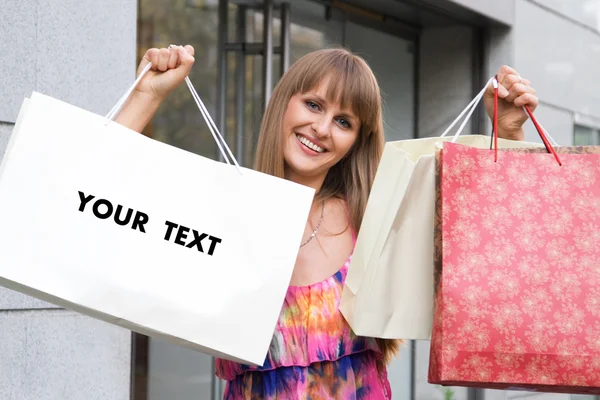 Winkelen meisje met lege tas voor uw tekst — Stockfoto