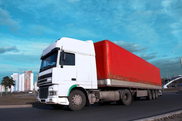 Rode vrachtwagen - Zie Overige trucks in mijn portefeuille — Stockfoto