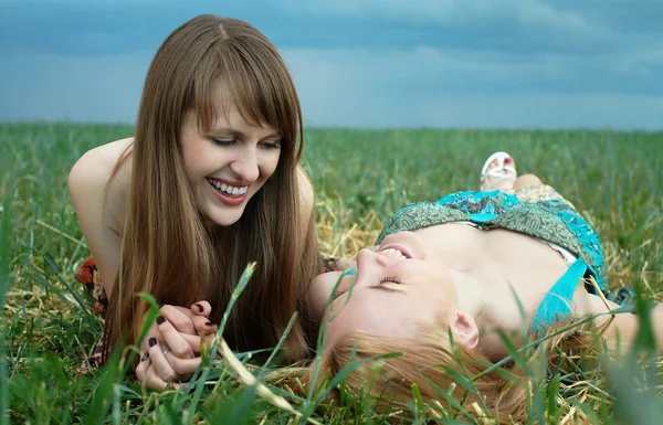 Happy girls in a field — Stock Photo, Image