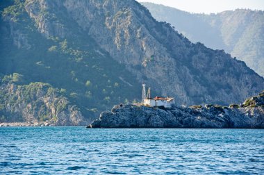 kayaların arasında haute dağlar deniz feneri