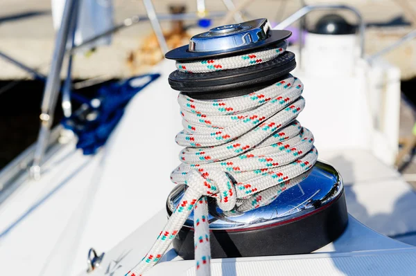 Equipo de cubierta del barco de vela: cabrestante con cuerda de barro — Foto de Stock