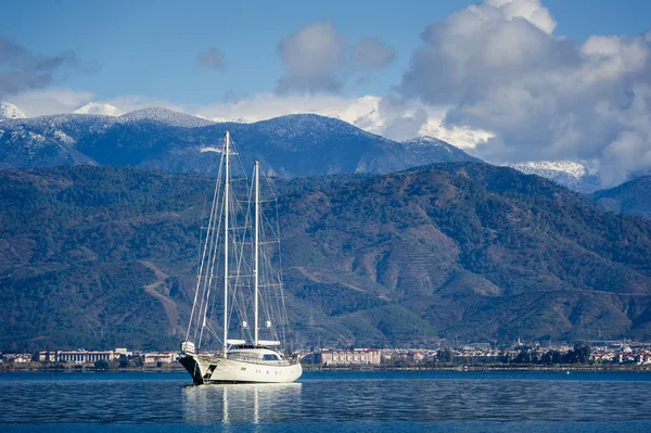 令人敬畏的山背景上帆船 megayacht — 图库照片