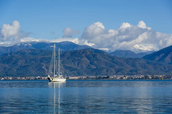 令人敬畏的山背景上帆船 megayacht — 图库照片