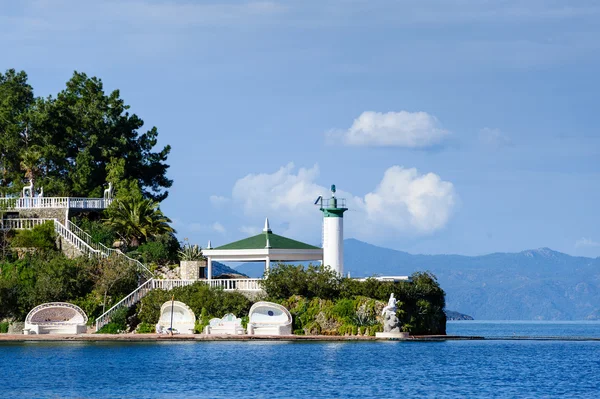 Deniz feneri ve cape, liman girişi üzerinde eğlence binalar — Stok fotoğraf