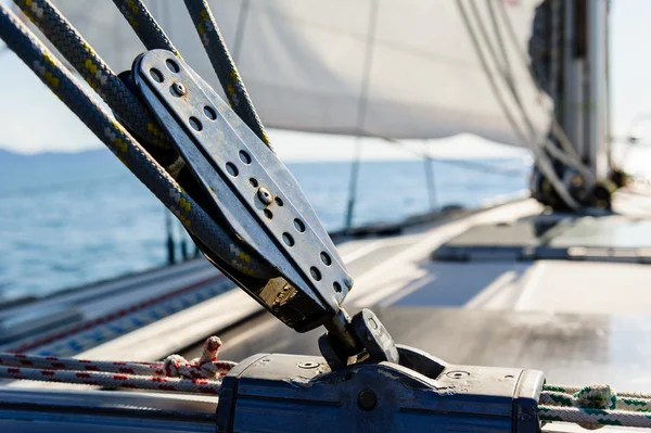 Jacht żaglowy dźwigar: główny arkusz podróżnik bloku zbliżenie — Zdjęcie stockowe