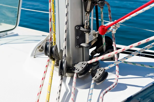 Zeilboot mast voet met details — Stockfoto