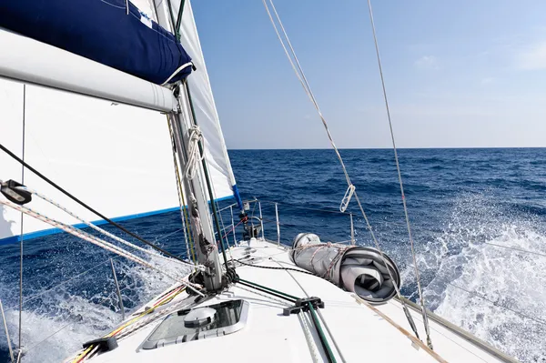 Prędkość jachtu w morzu — Zdjęcie stockowe
