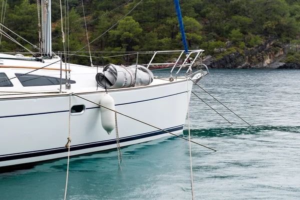 Charter yacht a vela presso ormeggi in mattinata piovosa — Foto Stock