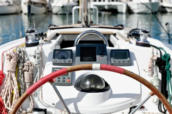 Штурвал парусных лодок с навигационными инструментами — стоковое фото