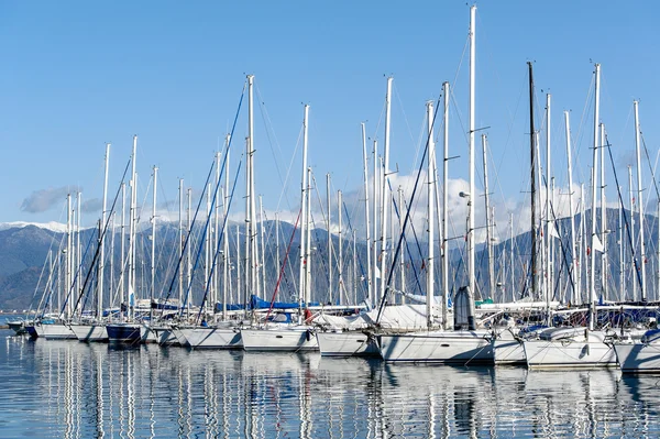 Sailing boats and yachts in the marina. Mediterranean sea. — Stock Photo, Image
