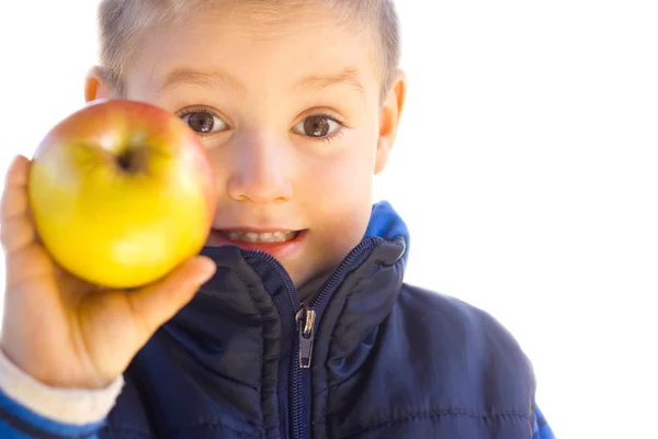 Petit garçon tenant une pomme — Photo