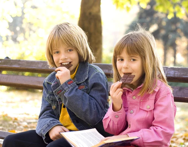 Dzieci jeść czekolady — Zdjęcie stockowe