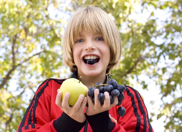 Νεαρό αγόρι κατανάλωση φρούτων — Φωτογραφία Αρχείου